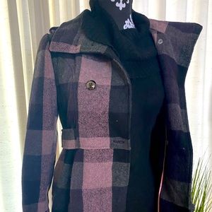 Argyle pleated pea coat. Size small. Comes in at the waist. Purple/black